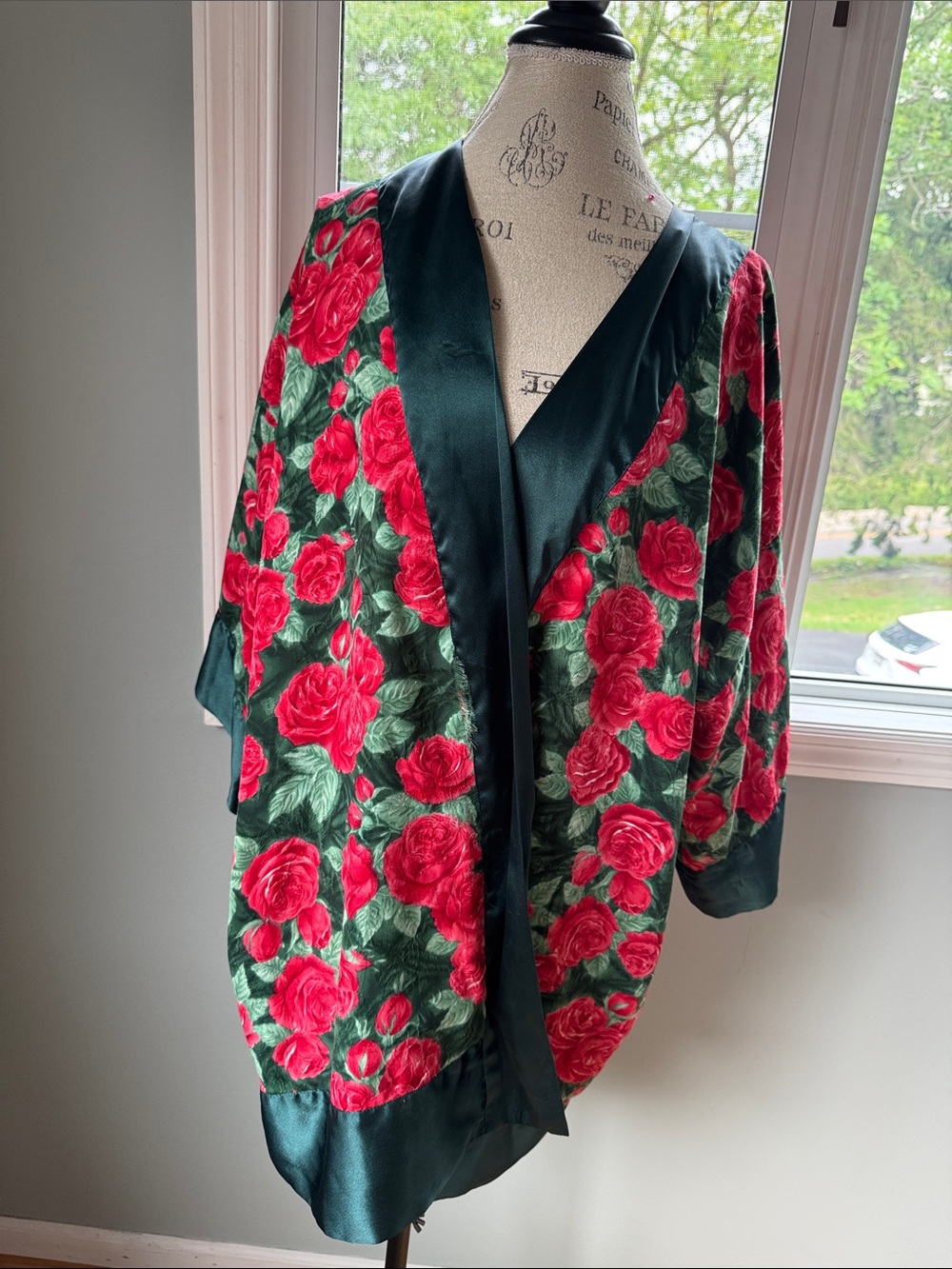 Victoria’s Secret gold label vintage Jacard satin trim rose floral kimono OS‎